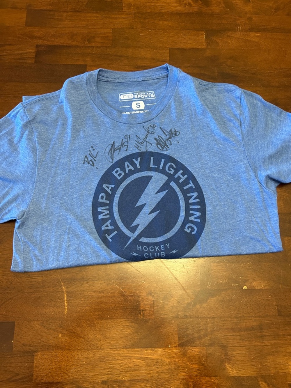 🔥Tampa Bay Lightning Tee Team Logo - autographed by players 21, 91, 86, 88